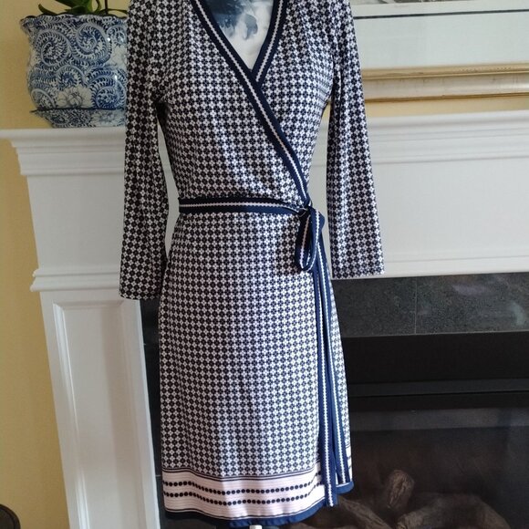 Print Wrap Dress with Border Design - Picture 2 of 9